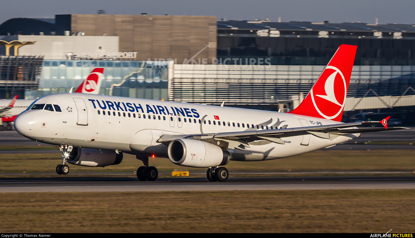 TC-JPB - Turkish Airlines Airbus A320 at Vienna - Schwechat | Photo ID ...