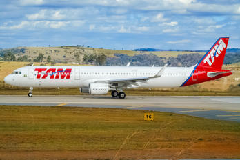 PT-XPD - TAM Airbus A321