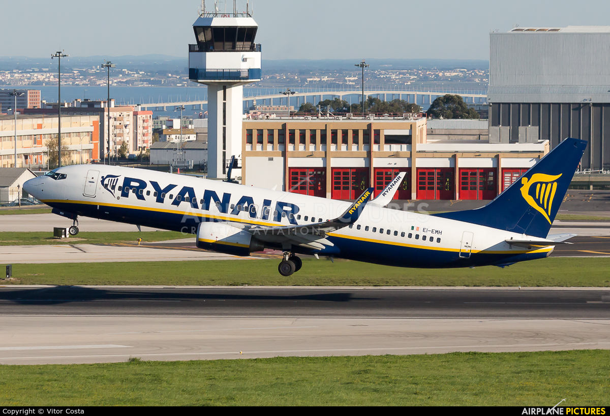Ryanair EI-EMH aircraft at Lisbon