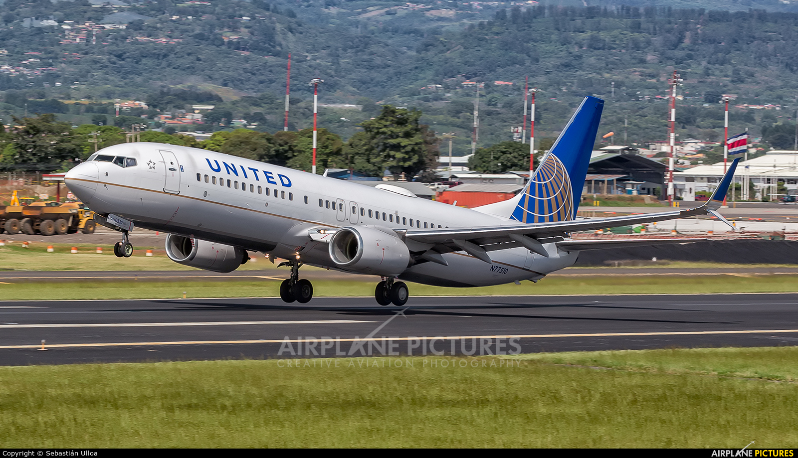 United Airlines N77510 aircraft at San Jose - Juan Santamaría Intl