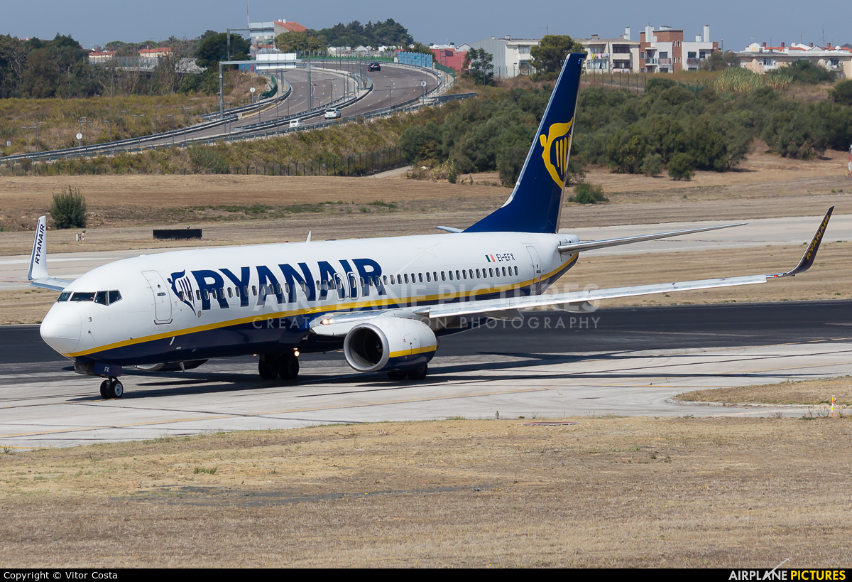 Ryanair EI-EFX aircraft at Lisbon