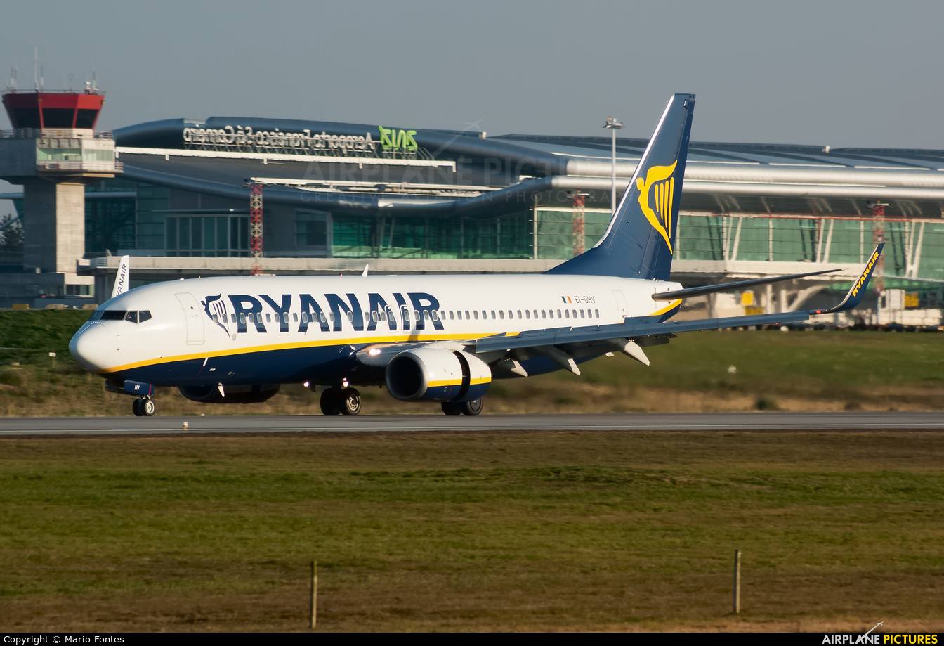 Ryanair EI-DHV aircraft at Porto