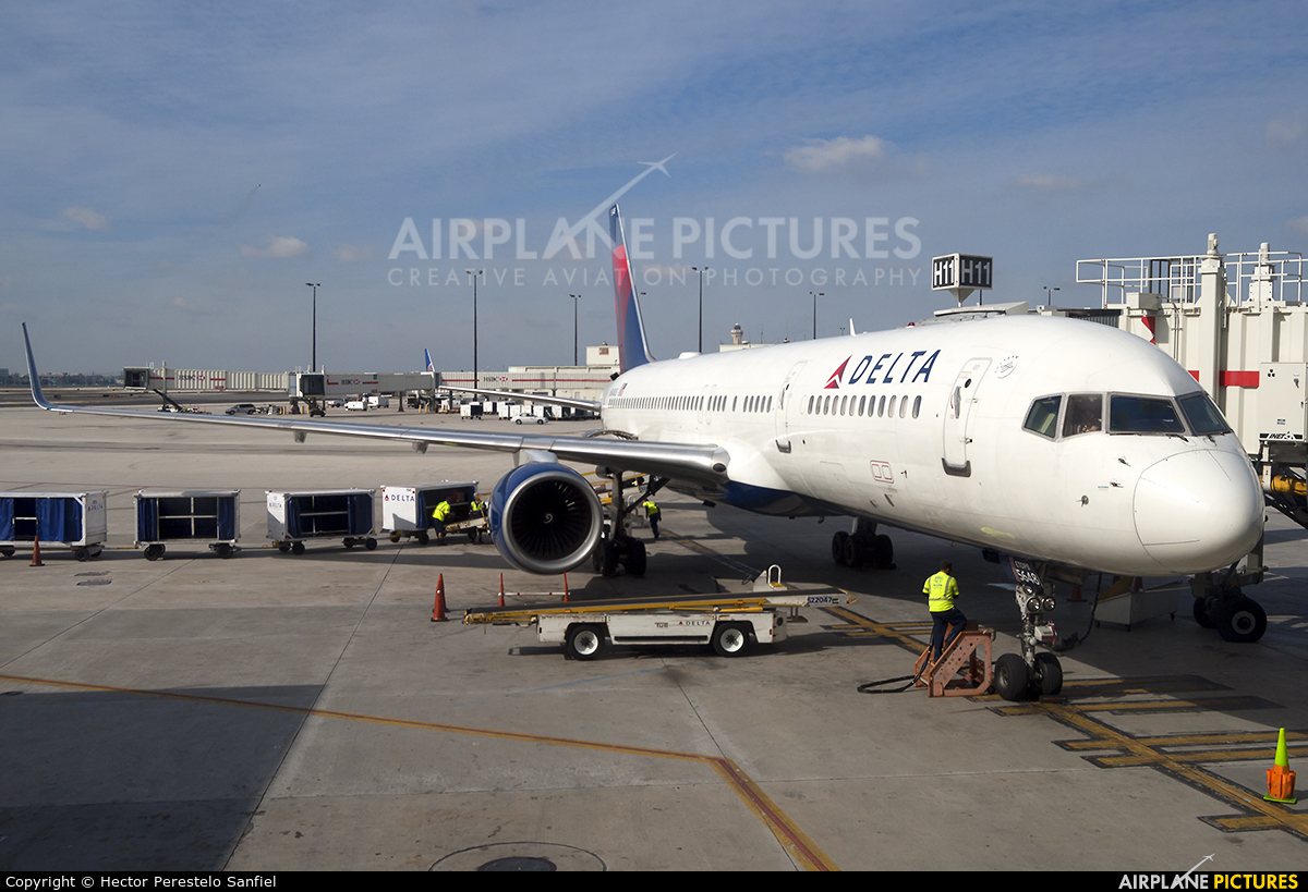 Delta Air Lines N548US aircraft at Miami Intl