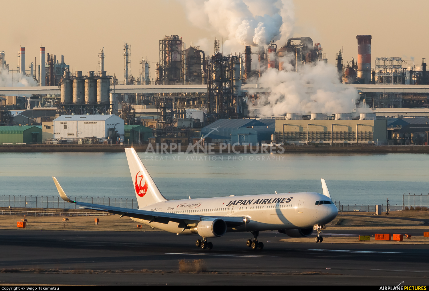 JAL - Japan Airlines JA617J aircraft at Tokyo - Haneda Intl