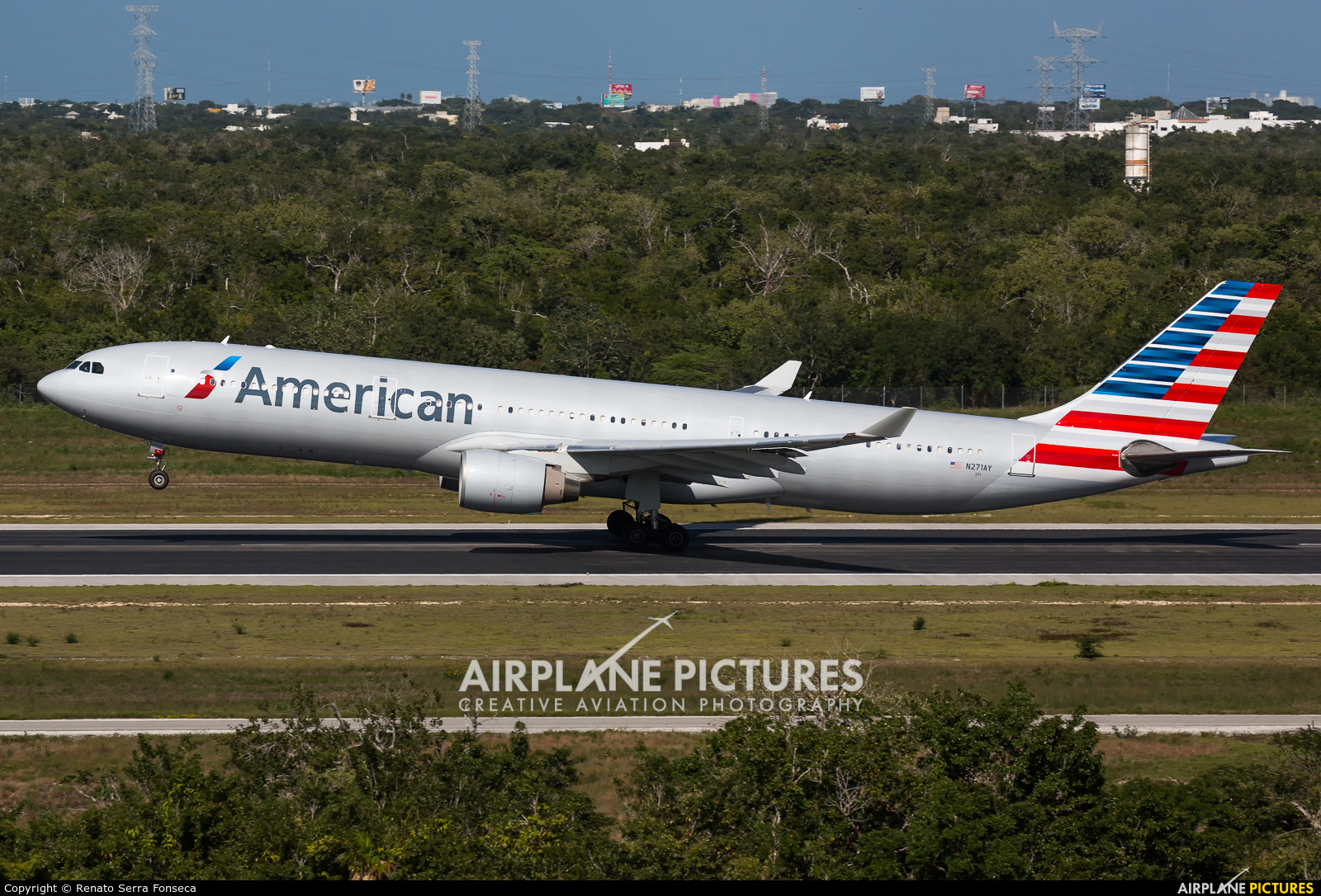 American Airlines N271AY aircraft at Cancun Intl