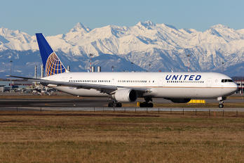N66057 - United Airlines Boeing 767-400ER