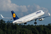 Lufthansa D-AIUF image