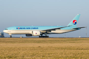 HL8226 - Korean Air Cargo Boeing 777F