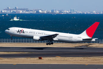 JA8269 - JAL - Japan Airlines Boeing 767-300