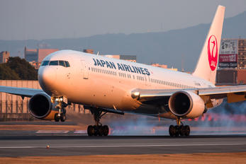 JA655J - JAL - Japan Airlines Boeing 767-300ER