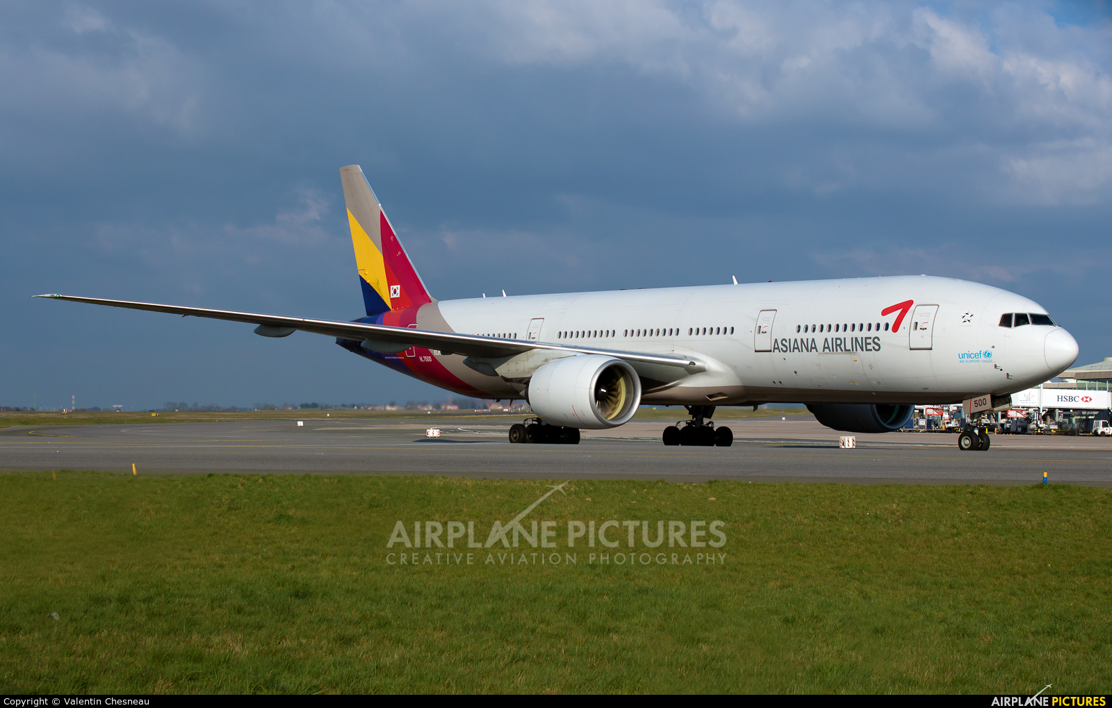 Asiana Airlines HL7500 aircraft at Paris - Charles de Gaulle