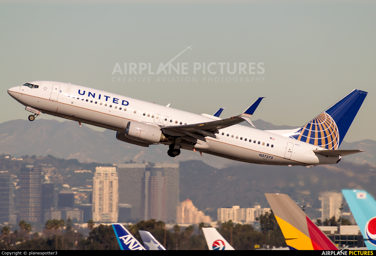 United Airlines N37273 aircraft at Los Angeles Intl