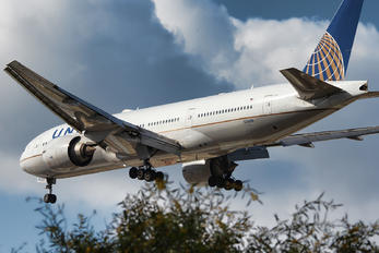 N76010 - United Airlines Boeing 777-200ER