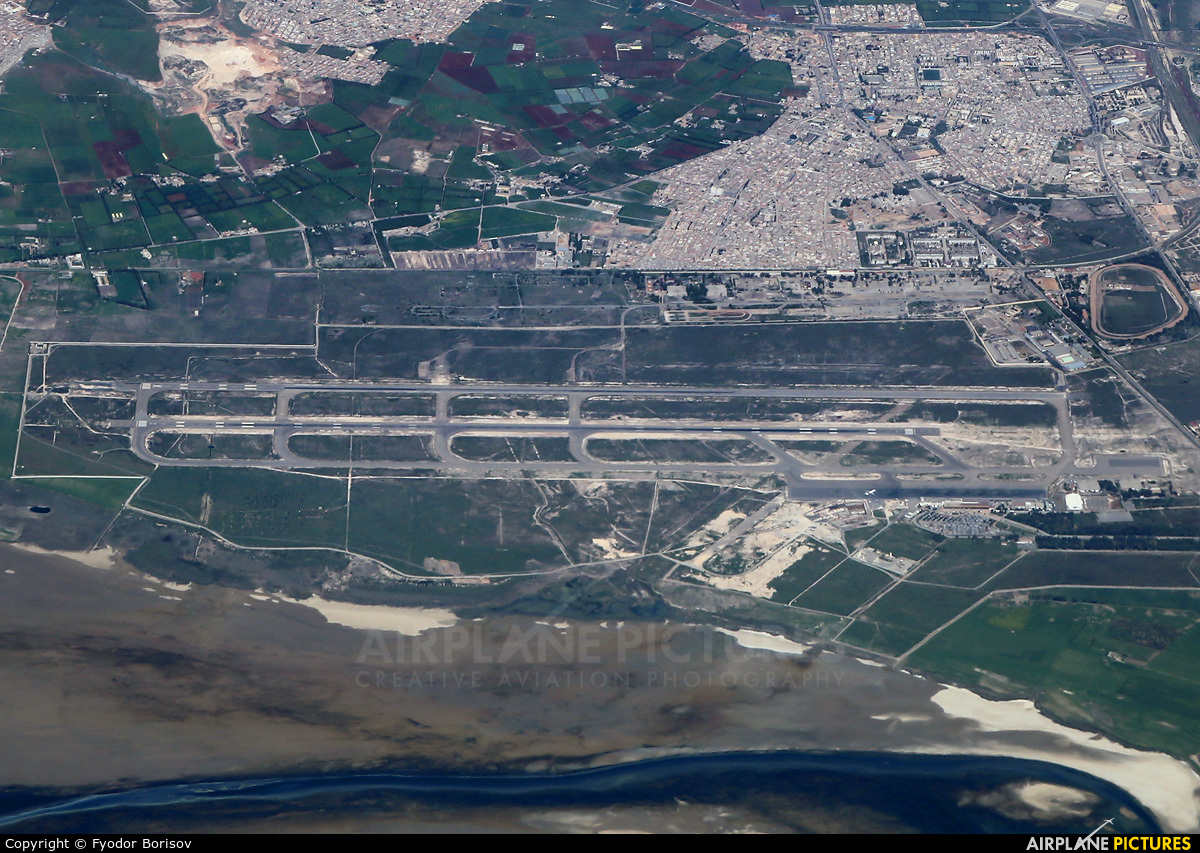 - Airport Overview - aircraft at Oran - Es Senia