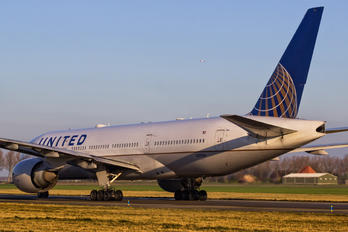 N77014 - United Airlines Boeing 777-200ER