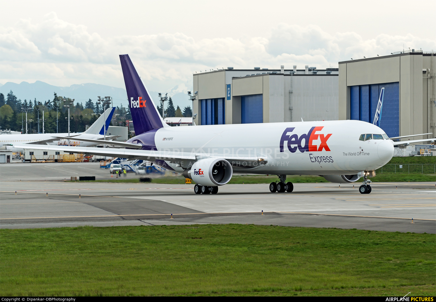 FedEx Federal Express N118FE aircraft at Everett - Snohomish County / Paine Field