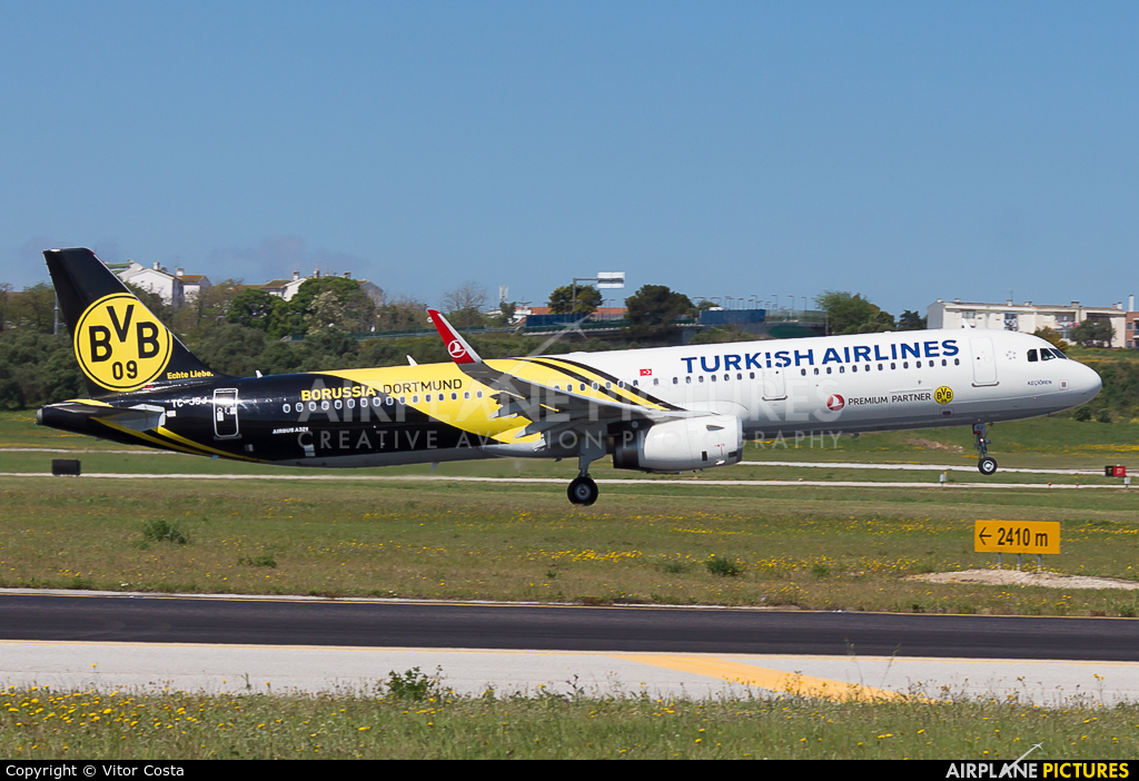 Turkish Airlines TC-JSJ aircraft at Lisbon