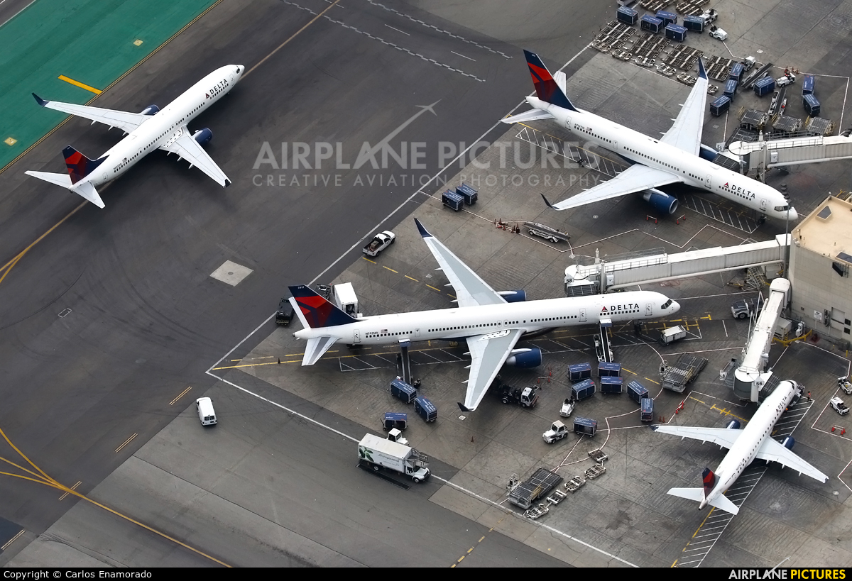 Delta Air Lines N592NW aircraft at Los Angeles Intl