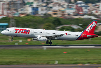 PT-MXI - TAM Airbus A321
