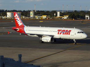 PT-MZY - TAM Airbus A320
