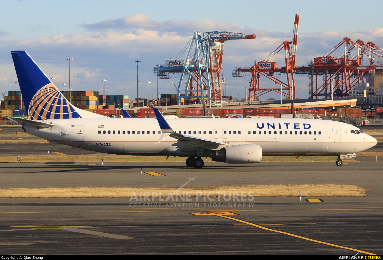 United Airlines N76522 aircraft at Newark Liberty Intl