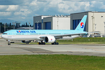 HL8010 - Korean Air Boeing 777-300ER