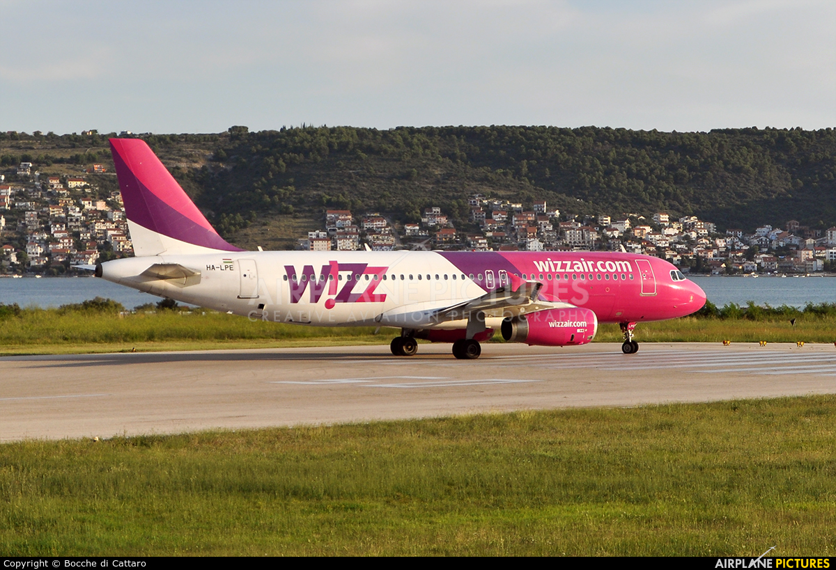 Wizz Air HA-LPE aircraft at Split - Kaštela