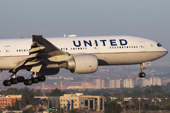 N78008 - United Airlines Boeing 777-200