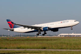 N812NW - Delta Air Lines Airbus A330-300