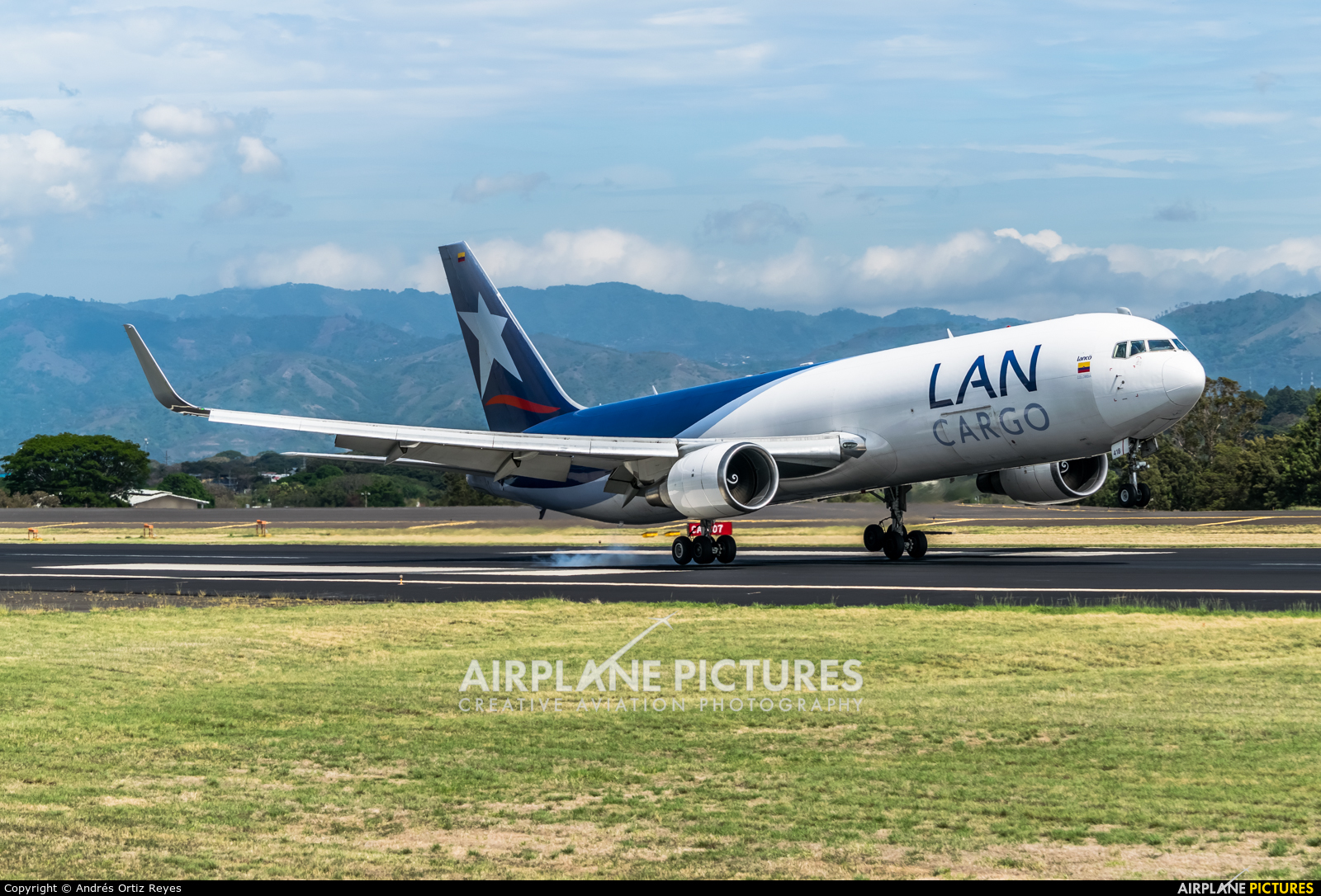 LAN Cargo N418LA aircraft at San Jose - Juan Santamaría Intl