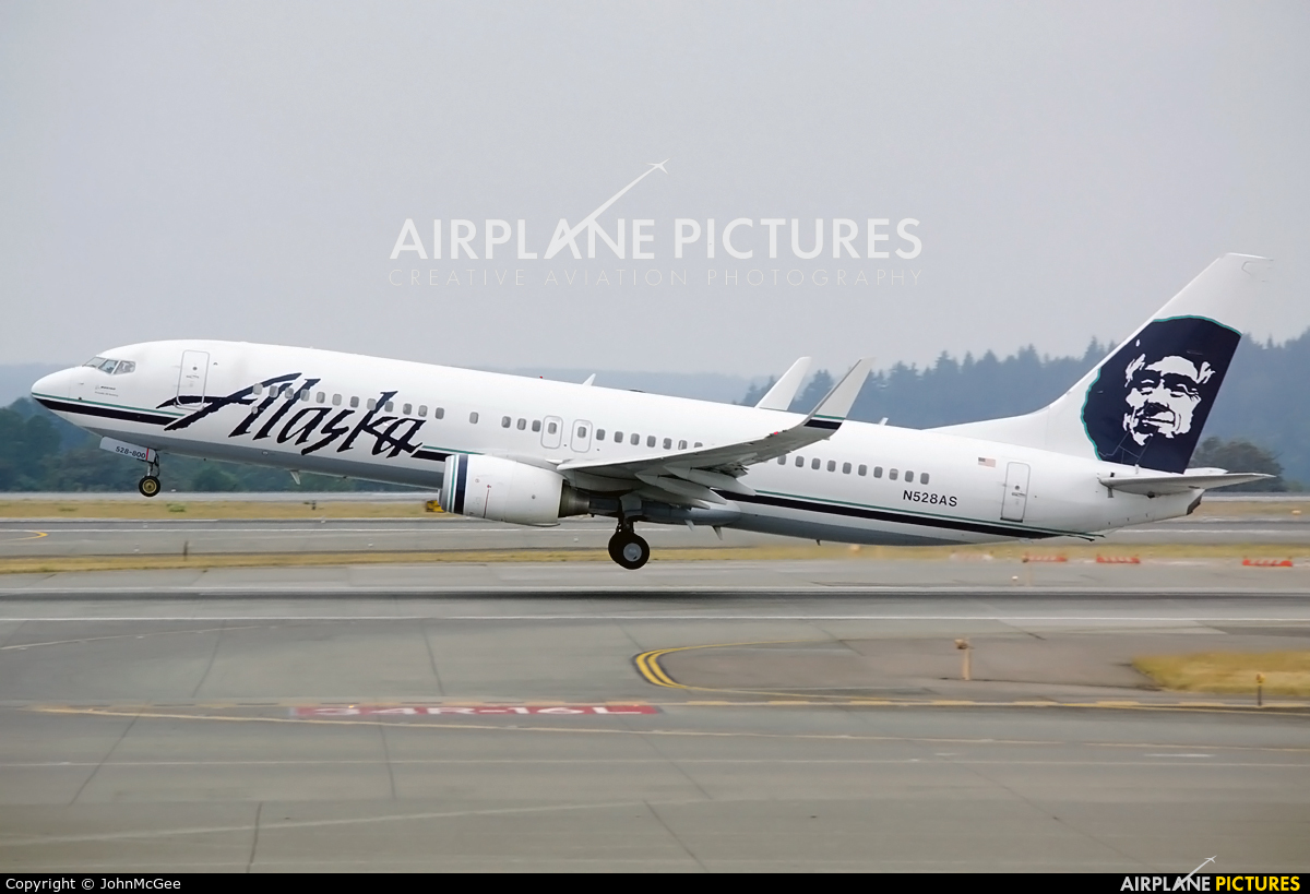 Alaska Airlines N528AS aircraft at Seattle-Tacoma Intl