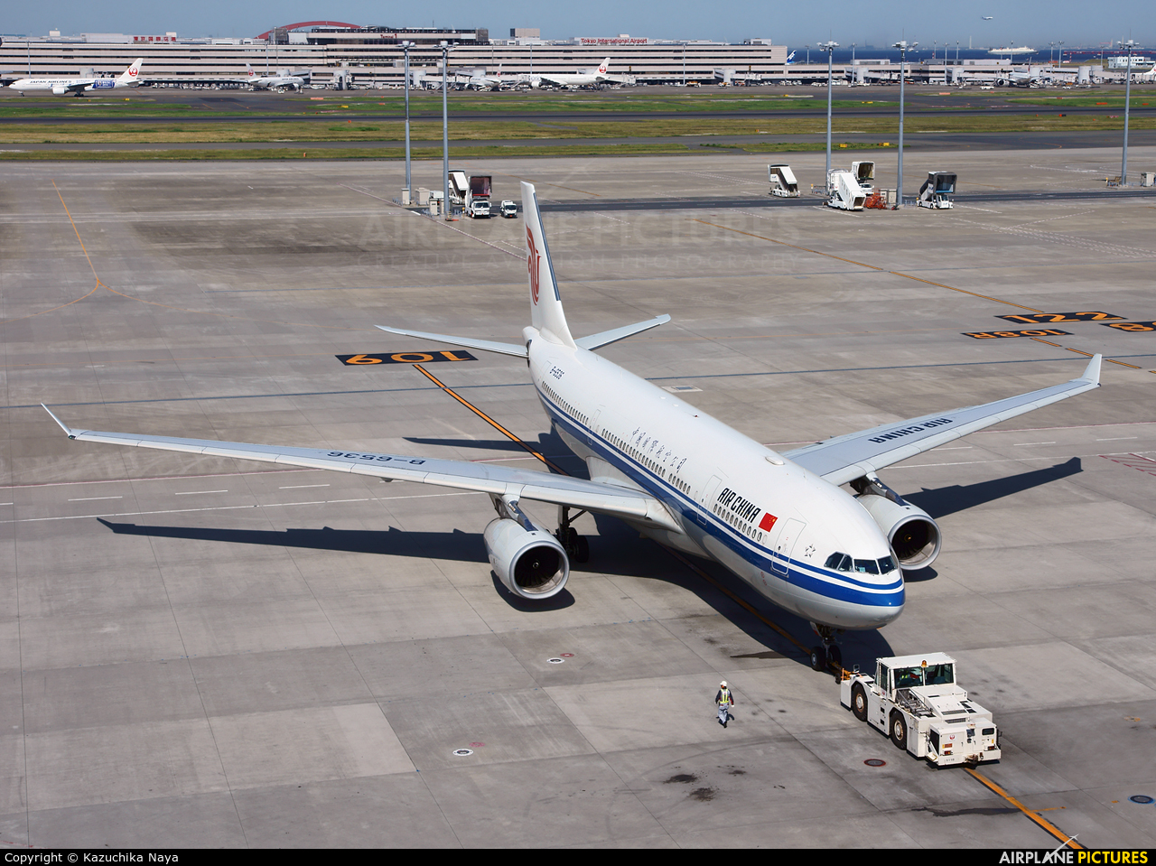 Air China B-6536 aircraft at Tokyo - Haneda Intl