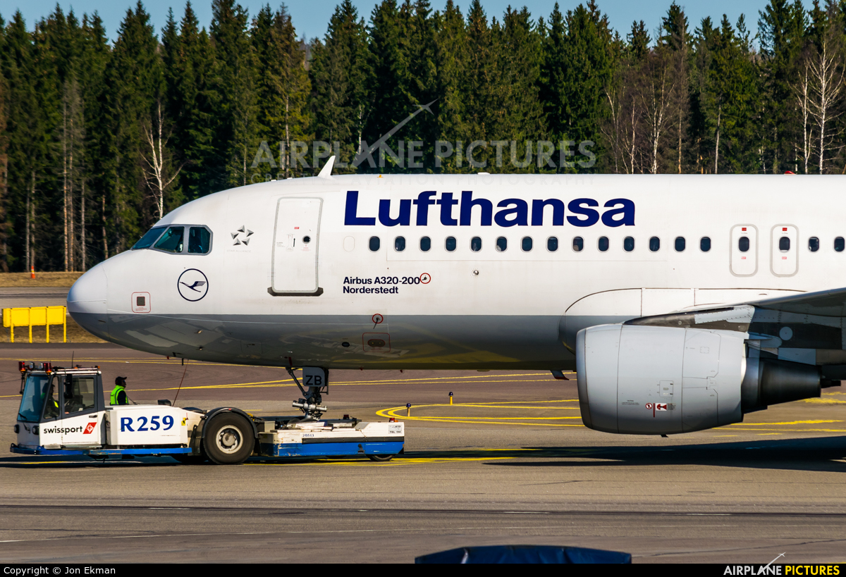 Lufthansa D-AIZB aircraft at Helsinki - Vantaa