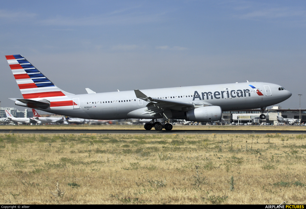 American Airlines N286AY aircraft at Madrid - Barajas