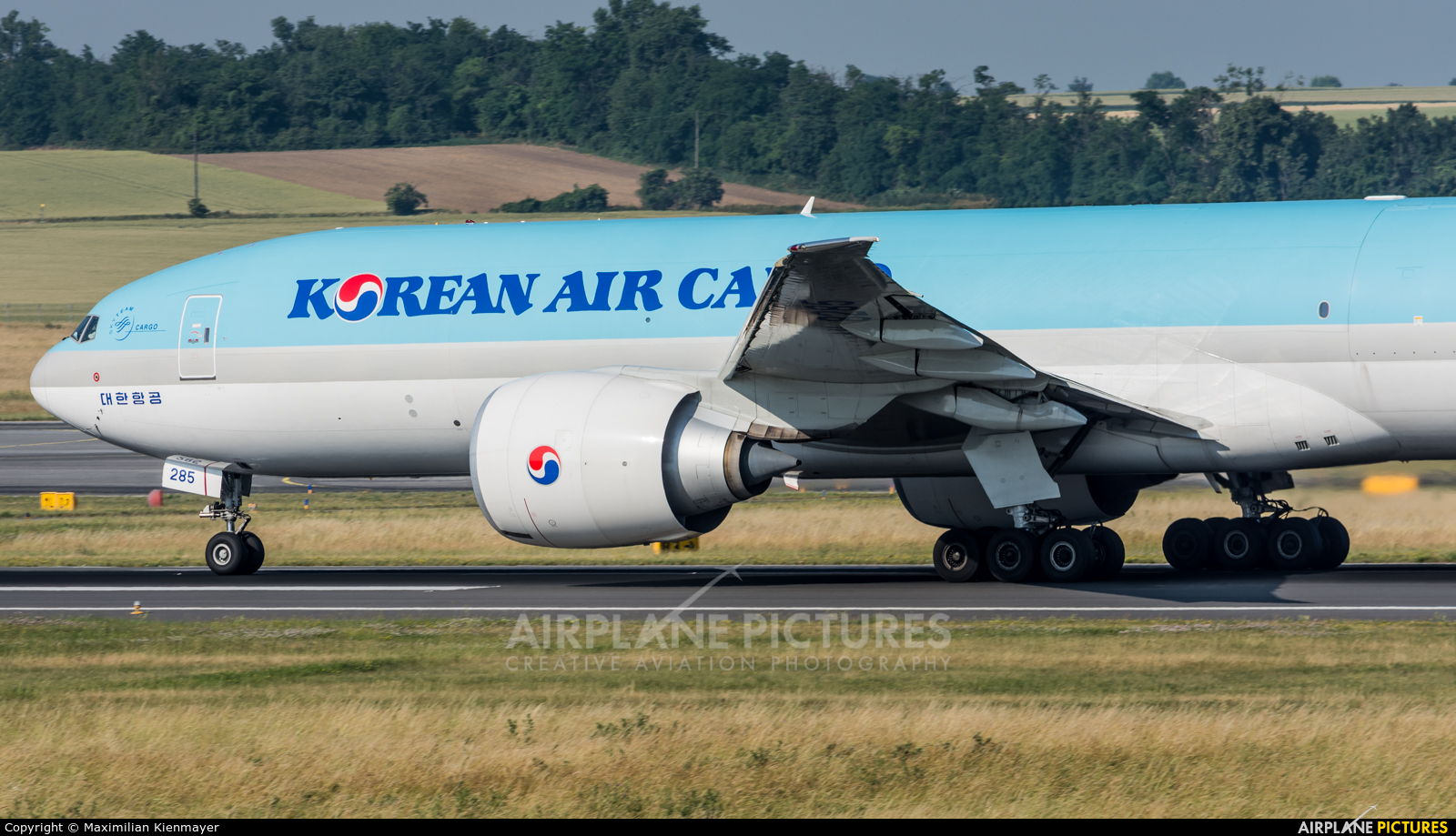 Korean Air Cargo HL8285 aircraft at Vienna - Schwechat