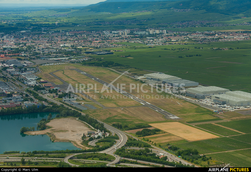 - Airport Overview - aircraft at Colmar - Houssen