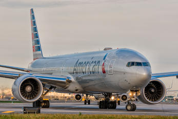 N725AN - American Airlines Boeing 777-300ER