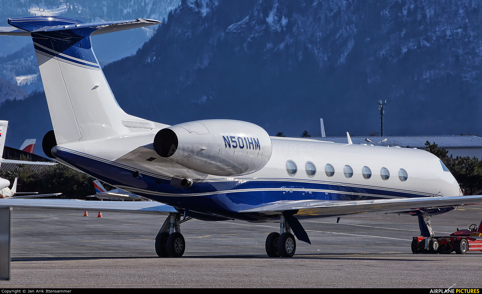 Private N501HM aircraft at Salzburg