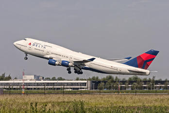 N675NW - Delta Air Lines Boeing 747-400