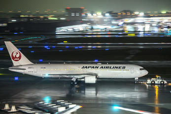 JA657J - JAL - Japan Airlines Boeing 767-300ER