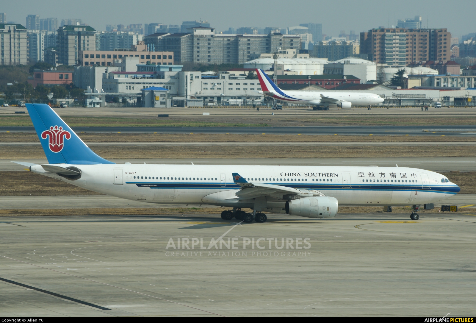China Southern Airlines B-6087 aircraft at Shanghai - Hongqiao