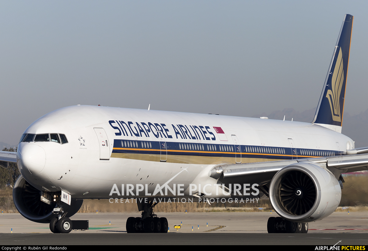 Singapore Airlines 9V-SWK aircraft at Barcelona - El Prat