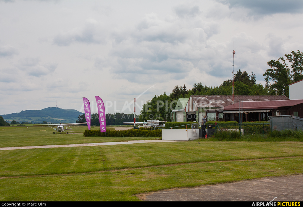 - Airport Overview - aircraft at Dinkelsbühl-Sinbronn