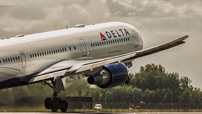 N832MH - Delta Air Lines Boeing 767-400ER