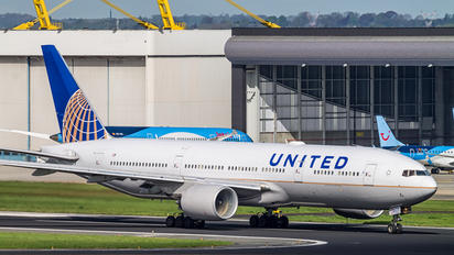 N777UA - United Airlines Boeing 777-200ER