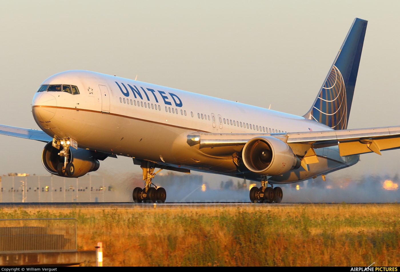 United Airlines N673UA aircraft at Paris - Charles de Gaulle