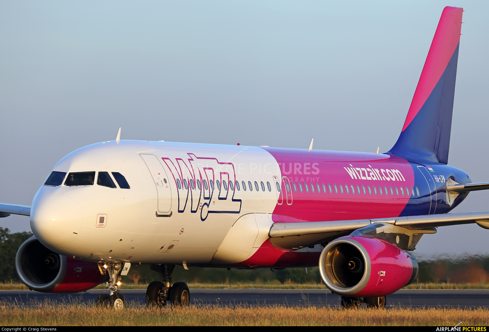 Wizz Air HA-LPW aircraft at London - Luton