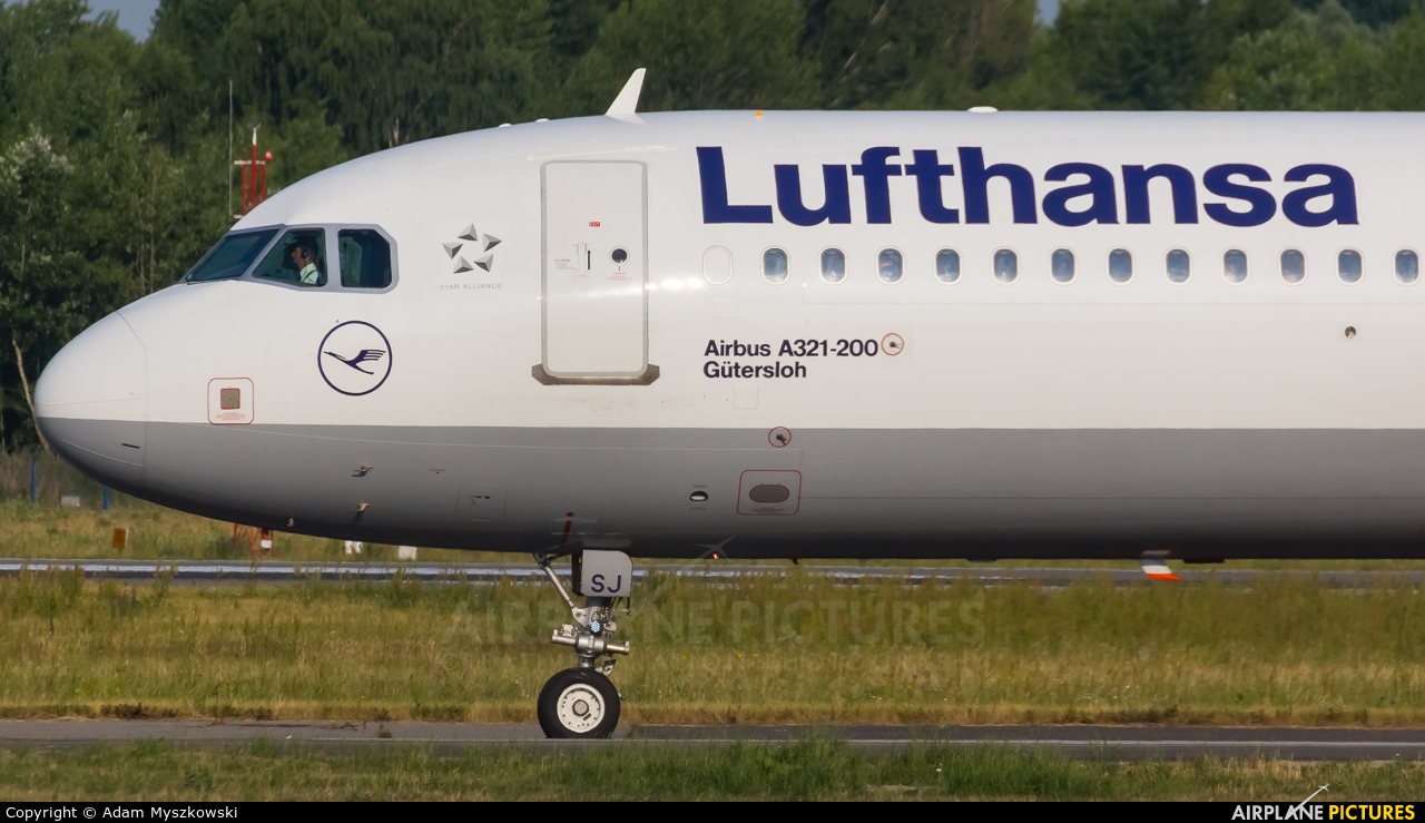 Lufthansa D-AISJ aircraft at Warsaw - Frederic Chopin