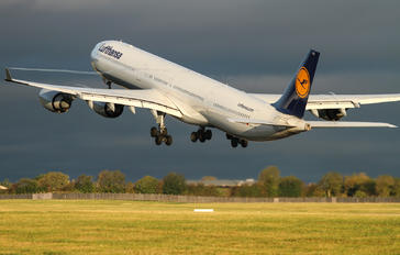 D-AIHX - Lufthansa Airbus A340-600
