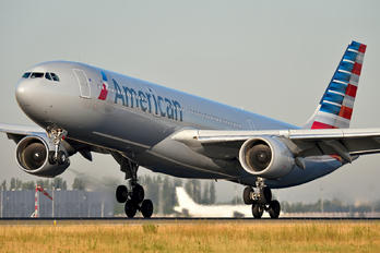N277AY - American Airlines Airbus A330-300